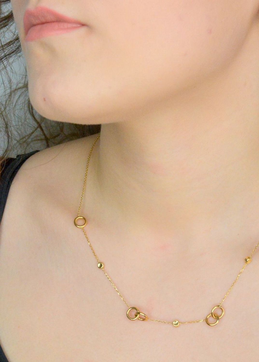 Naszyjnik złoty kółeczka pr 585, C RE 436 0681 Delikatny naszyjnik wykonany z najwyższej jakości złota próby 585. Łańcuszek ozdobiony kółeczkami. Złoty naszyjnik idealnie sprawdzi się w minimalistycznych1.jpg